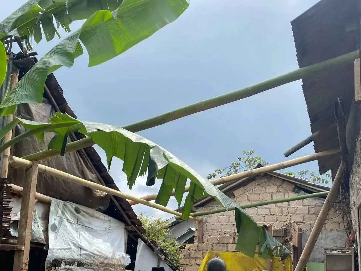 Angin Kencang di Megamendung Bogor, Atap Rumah Warga Ambruk! 