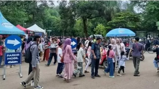 Pengunjung Taman Margasatwa Ragunan Membeludak Saat Libur Lebaran