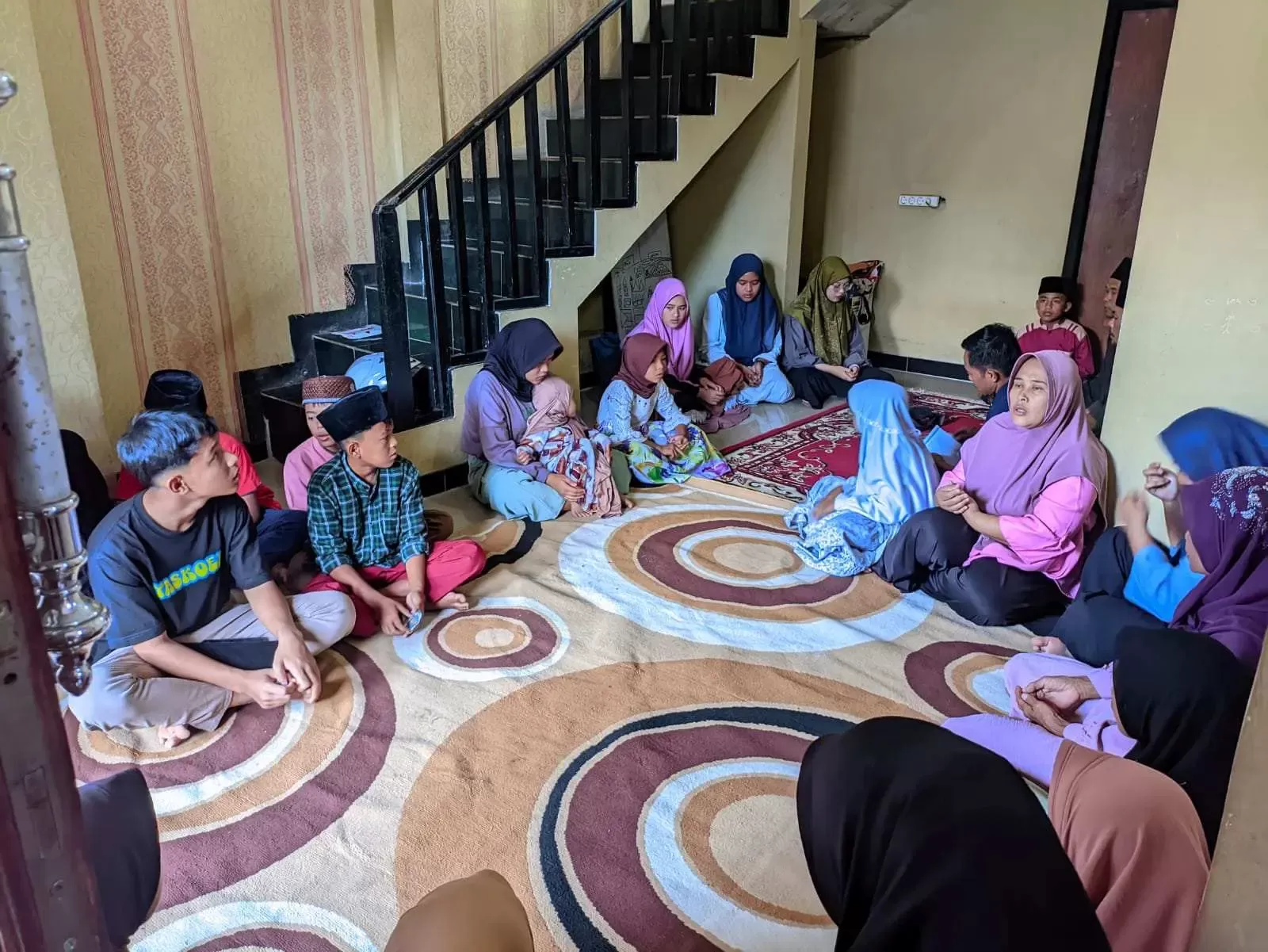 Tumbuhkan Sinergi, Yayasan Ibnu Rusy & Katar Gelar Pemberian Santunan 50 Yatim Piatu Desa Ciburayut