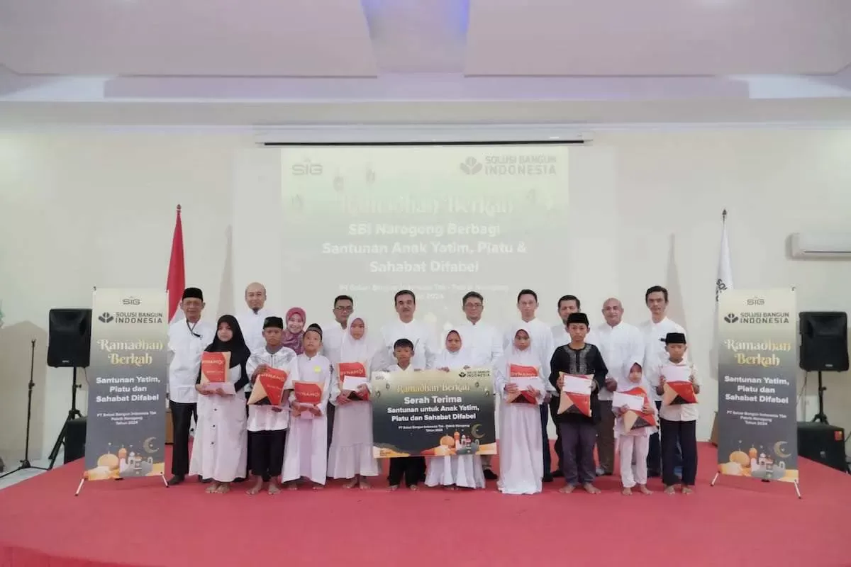 Gelar Safari Ramadan, Solusi Bangun Indonesia Pabrik Narogong Bagikan Santunan untuk Sahabat Difabel dan Anak Yatim