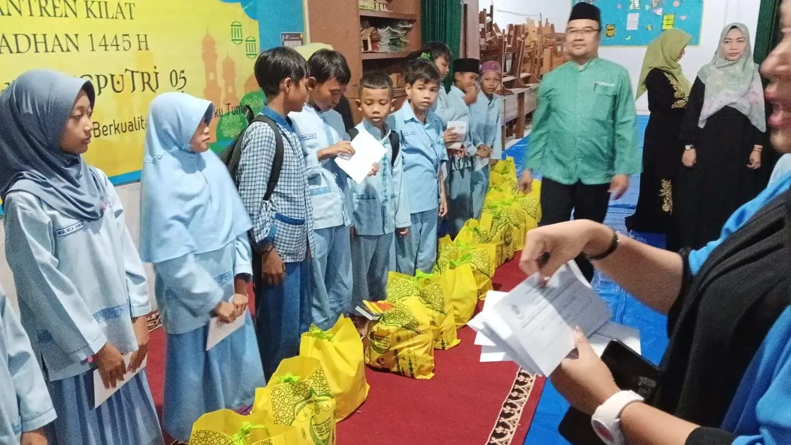 SDN 05 Gunung Putri Berbagai Bersama Yatim di Penutupan Sanlat