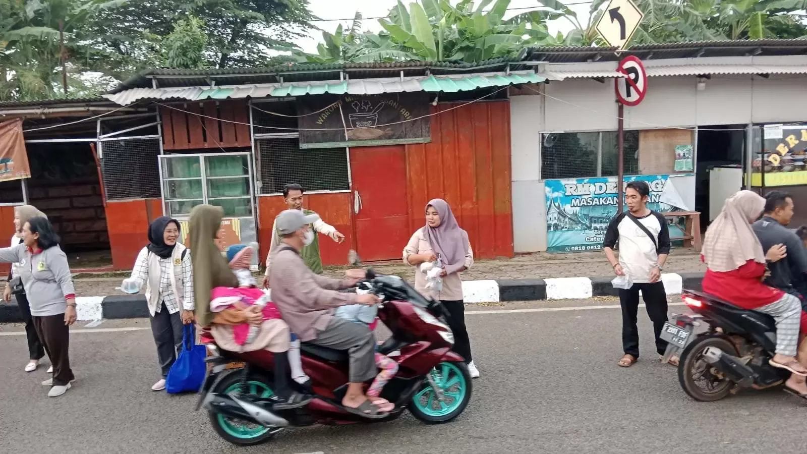 Peduli!, PSM Kecamatan Gunung Putri Bagikan Takjil Gratis Kepada Pengguna Jalan
