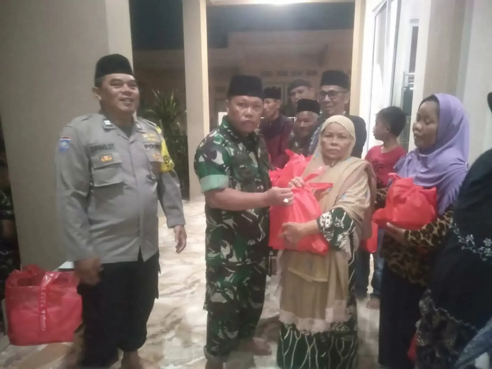 Wujud Kepedulian, Koramil 0621-05 Gunung Putri Berikan Bantuan Kepada Korban Terdampak Ledakan