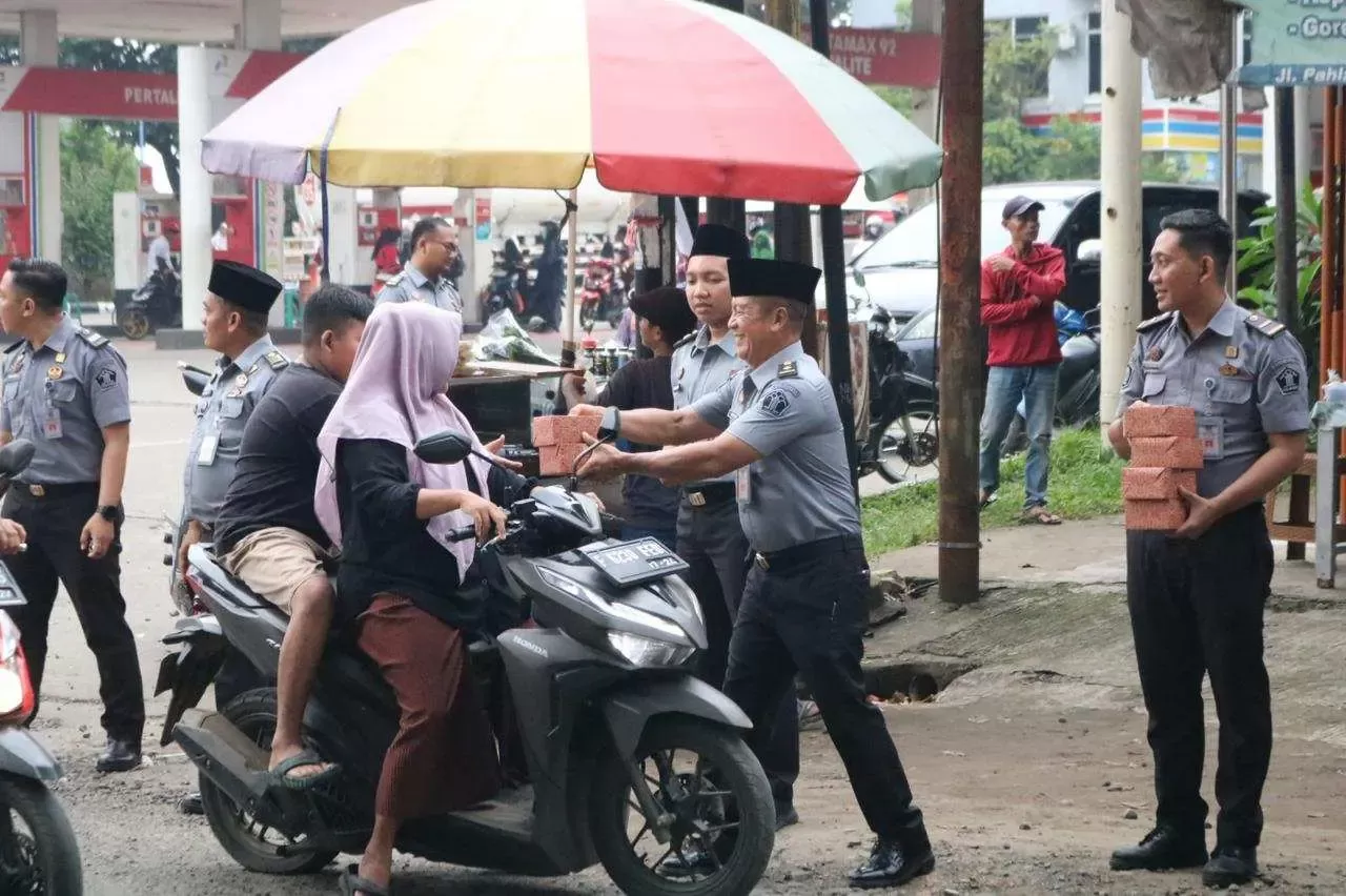 Bersama PK Ahli Utama Ditjenpas, Lapas Cibinong bagikan ratusan Takjil Gratis