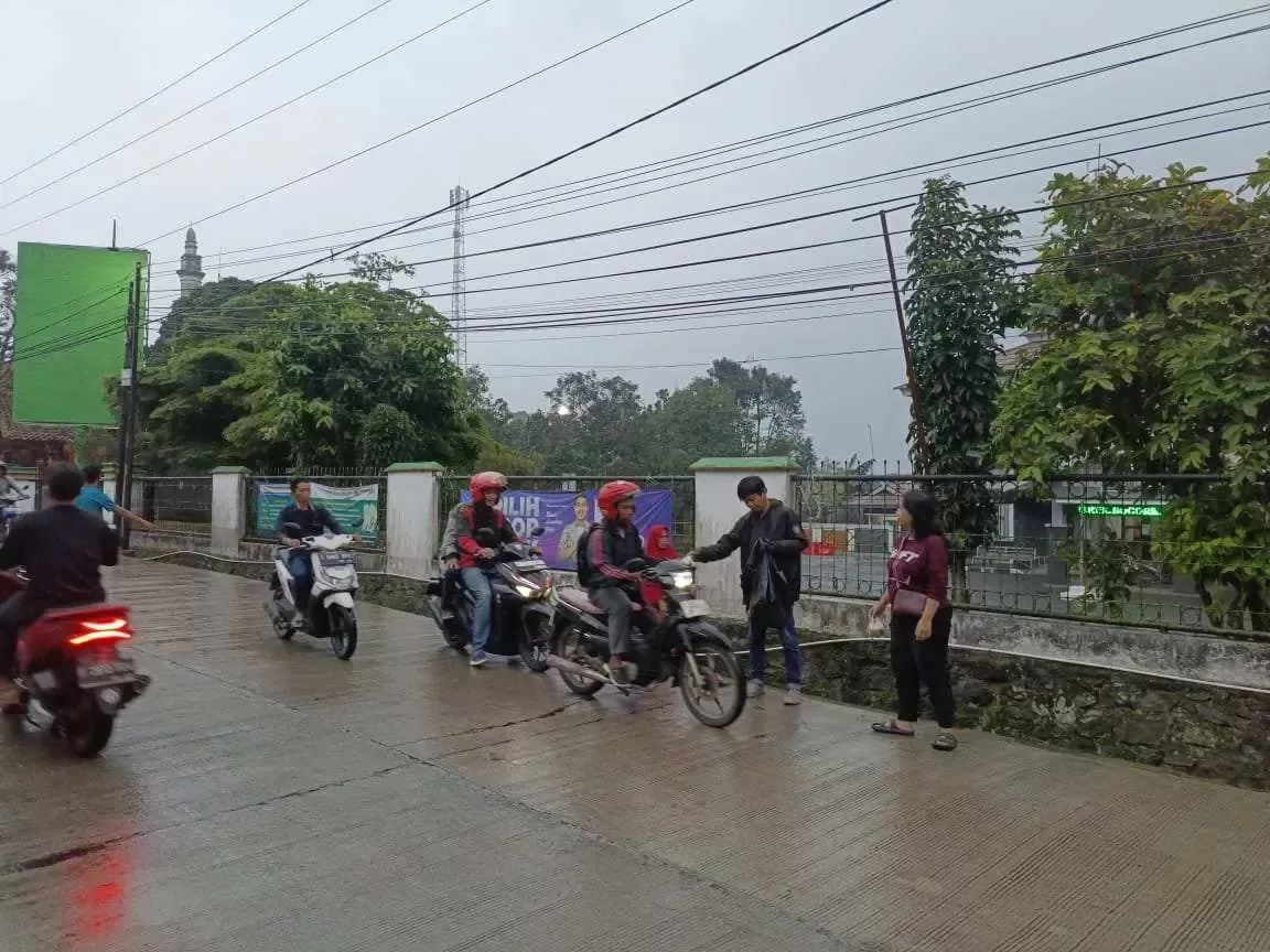 Ikatan Alumni SMPN 1 Cijeruk Kembali Bagikan 100 Paket Takjil depan Kantor Kecamatan Cijeruk