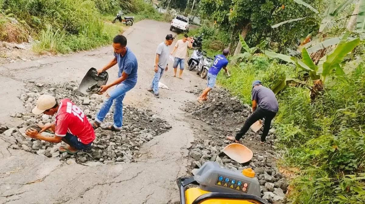 Gotong Royong Perbaiki Jalan Rusak Gunung Batu-Wargajaya, UPT PUPR Jonggol Kemana? 