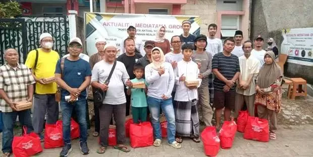 Berlomba Kebaikan di Bulan Suci Ramadhan, Aktualita Media Tama Group Bagikan Sembako Kepada Kaum Dhuafa