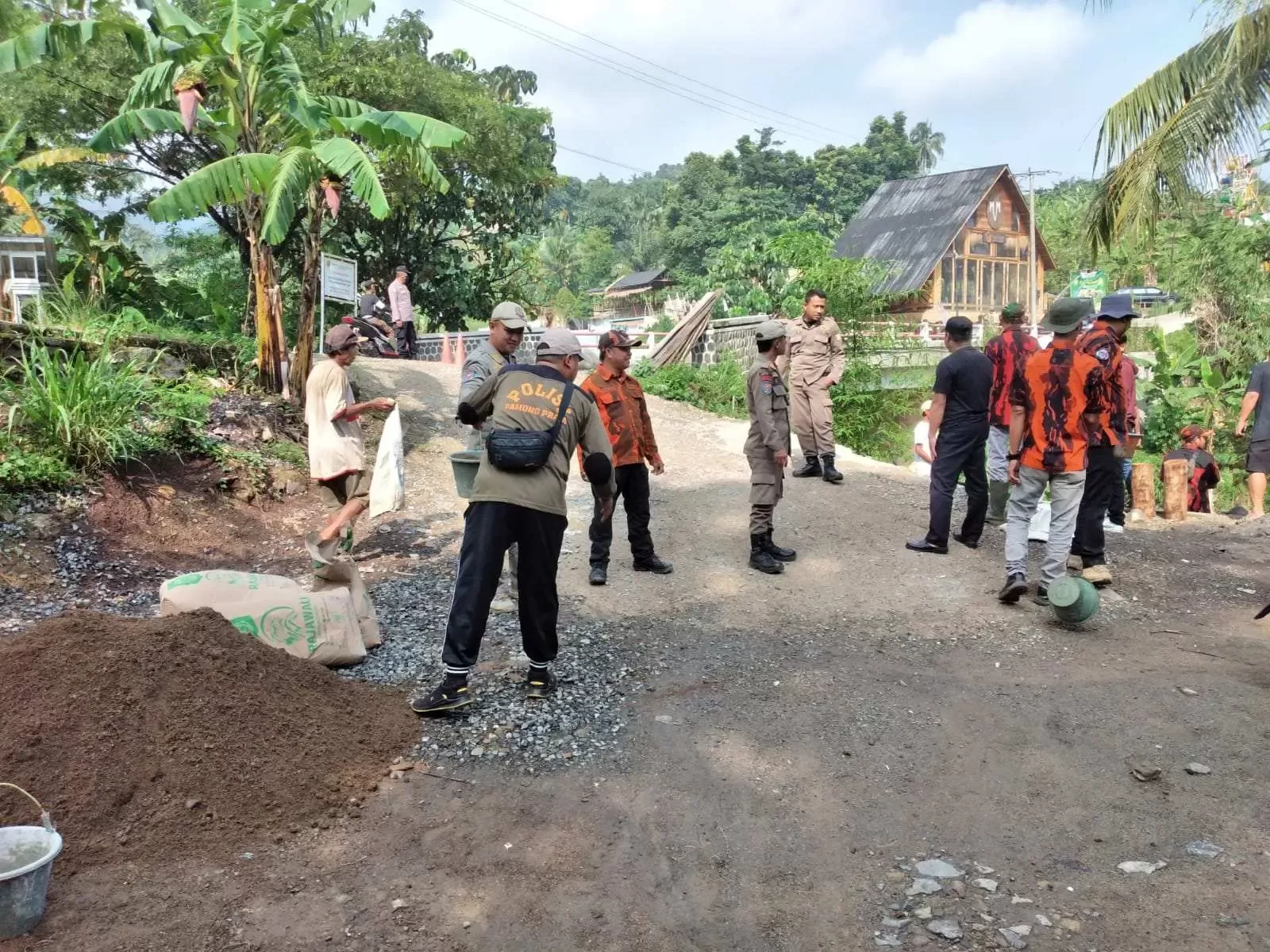 Pengerjaan Jalan Sukamakmur-Sukawangi Mangkrak, Warga Gotong royong Rapihkan Jalan