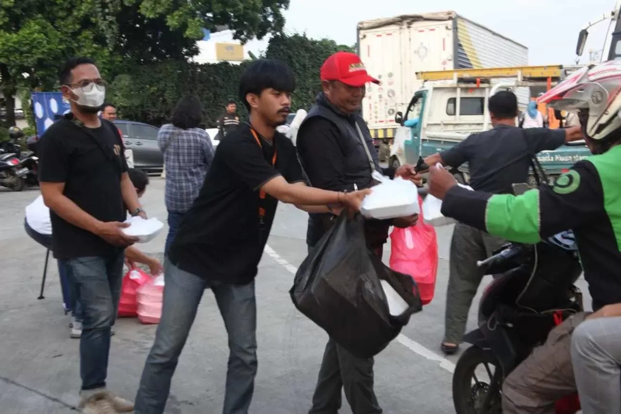 Insan Pers Bogor yang Tergabung dalam JJB Tebar Takjil Gratis