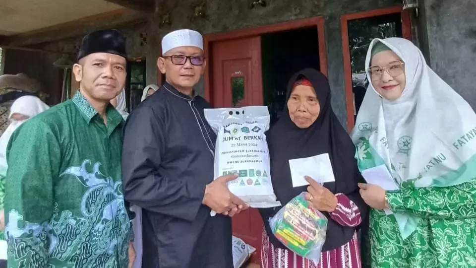 Jumat Berkah MWCNU dan Muspika Kecamatan Sukamakmur Bagikan Beras dan Uang Tunai Kepada Lansia
