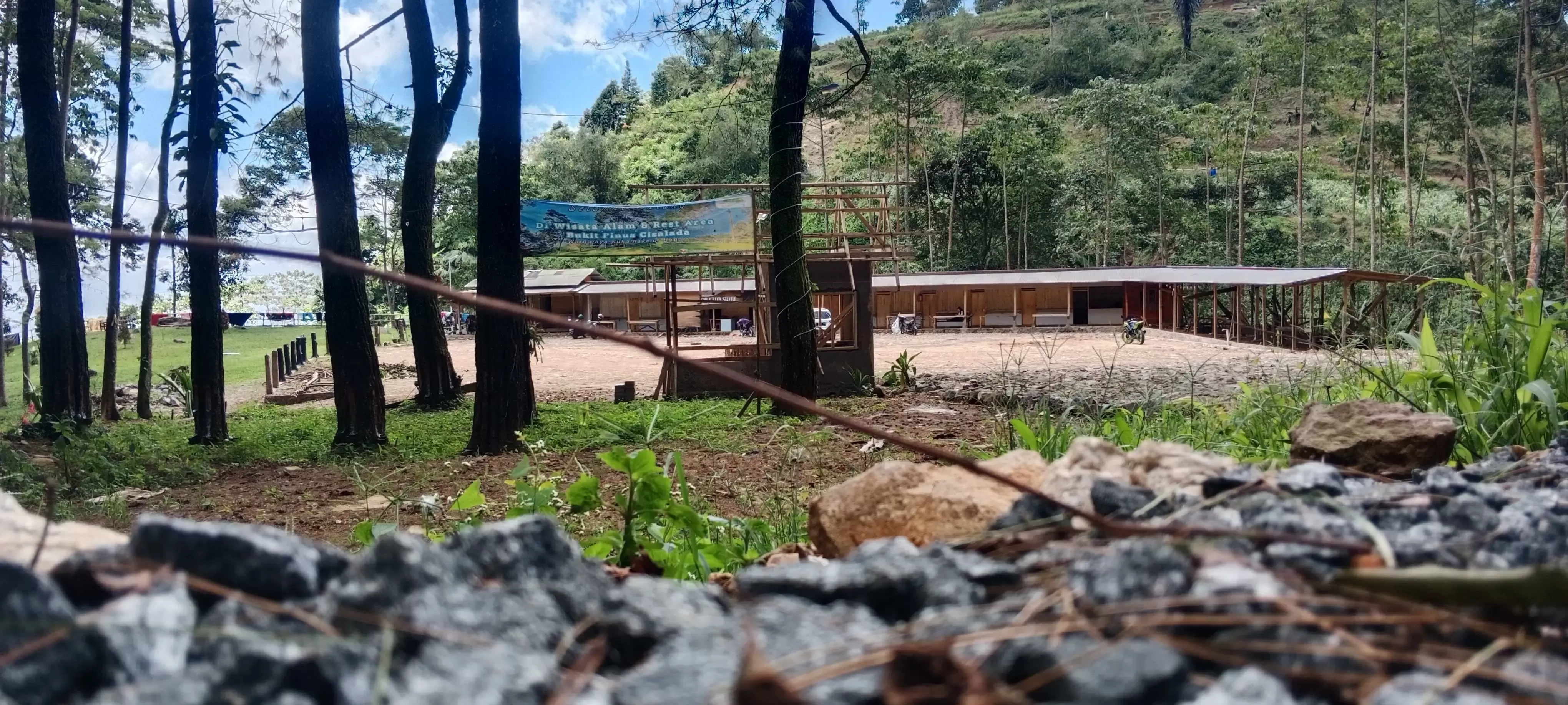 Rest Area Bukit Pinus Cisalada, Menjadi Tempat Alokasi Pedagang Liar di Ruas Jalan Desa Wargajaya