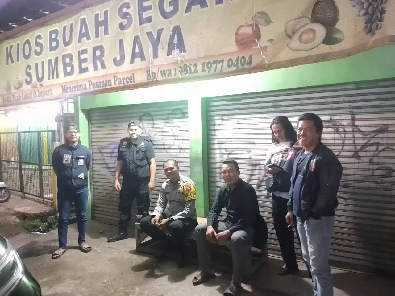 Penguatan Siskamling, Bhabinkamtibmas Polsek Gunung Putri melaksanakan Giat Ronda Malam bersama warga