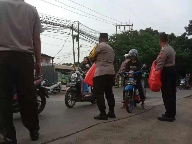 Hari Pertama Ramadhan, Polsek Gunung Putri Bagikan Takjil Gratis Bagi Pengguna Jalan