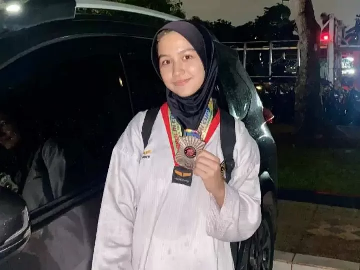 Nabilah Tsabitah Ramadhani Siswi SMAN 1 Cibinong Raih Mendali Perak di Ajang Taekwondo Kapolri Cup ke-5