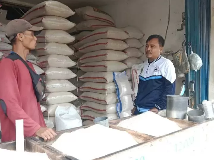 Personil Polsek Gunung Putri Tinjau Harga Beras di Pasar Wanaherang