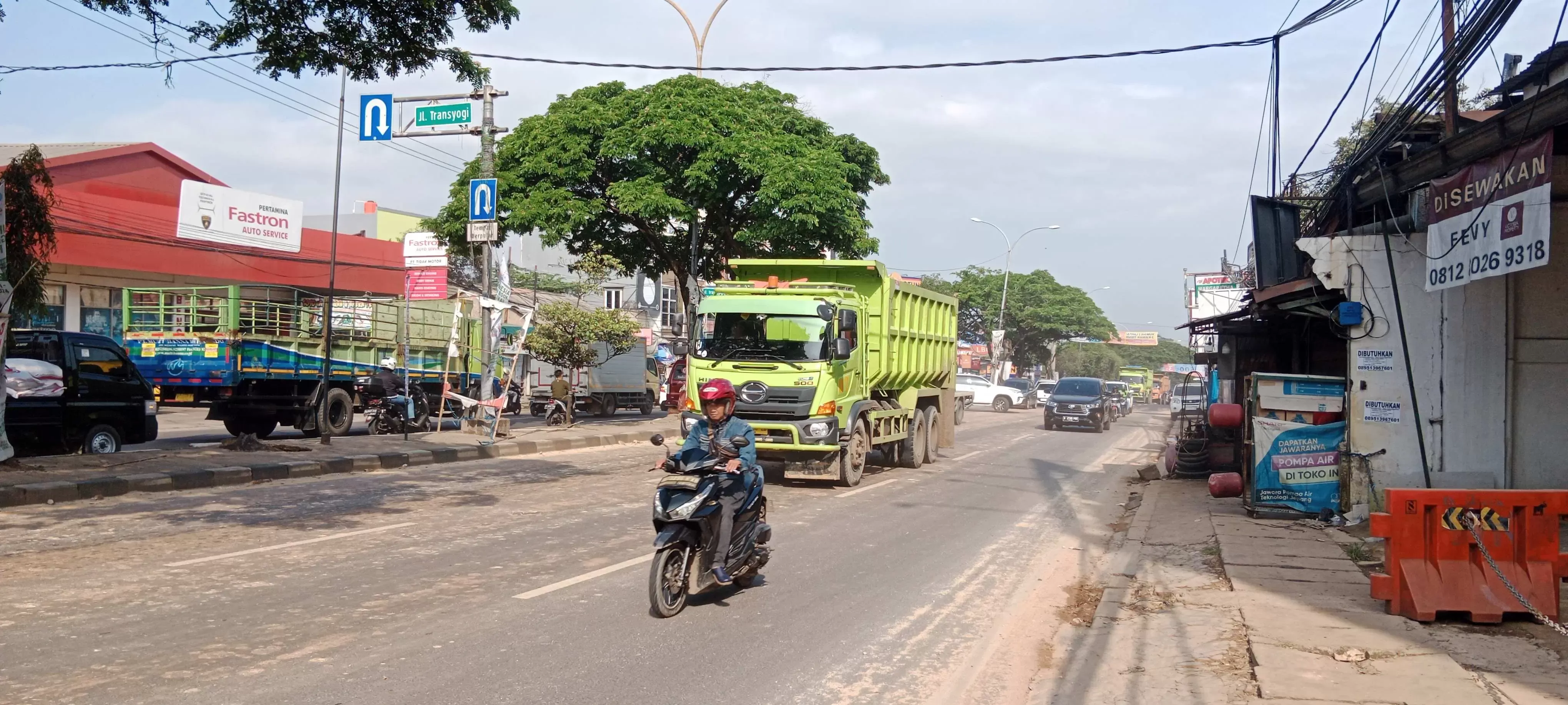 Tanah Merah Berserakan di Jalan Alternatif Cibubur Desa Nagrak, Siapa Penanggung Jawabnya??? 