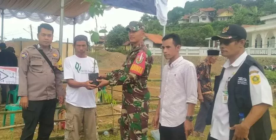 Pemdes Cileuksa Berikan Bibit Pohon Kepada Warga Usai Salurkan Hak Suara di TPS
