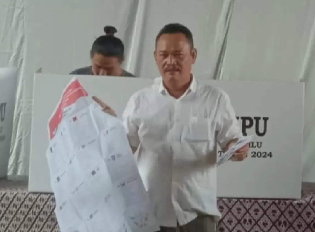 Ketua Umum Forum Timur Raya Salurkan Hak Suara di TPS 32 Desa Wanaherang