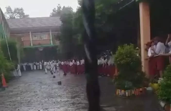 Wali Murid SDN 1 Cicadas Keluhkan Upacara Saat Hujan Turun
