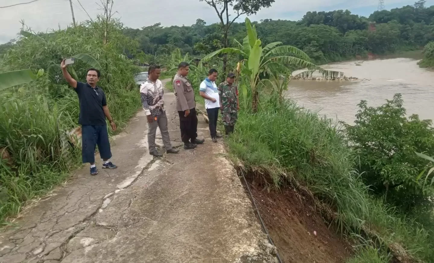 Akses Jalan Kampung Lengkong Desa Nambo Longsor Akibat Hujan Deras