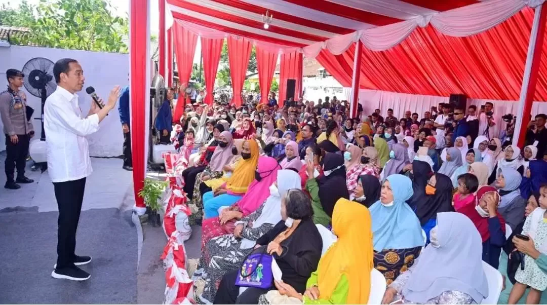 Presiden Jokowi Serahkan BLT El Nino di Kantor Pos Genteng