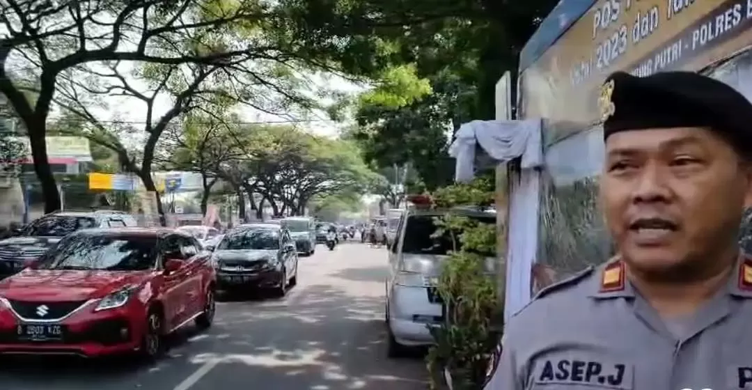 Pengamanan Lalin di Simpang Nagrak Jalan Transyogi, Personil Polsek Gunung Putri Siap Siaga