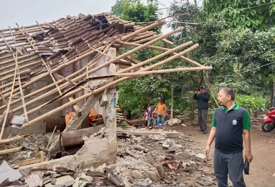 Satu Rumah Rusak Akibat Angin Putih Beliung Di Desa Sukamaju Jonggol, Kades Berikan Bantuan Matrial
