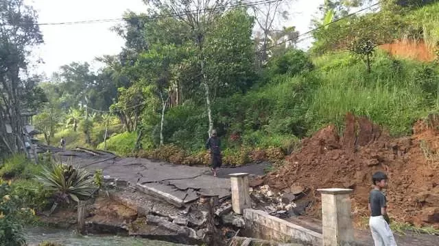Akibat Tanah Bergerak di Megamendung Bogor, Kondisi Jalan dan Bangunan Rusak
