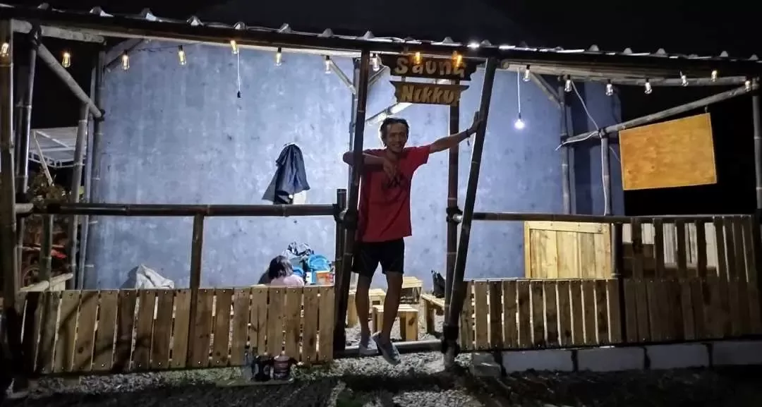 Dulu Kena PHK, Kini Adzom Darojat Kebanjiran Order Mebel