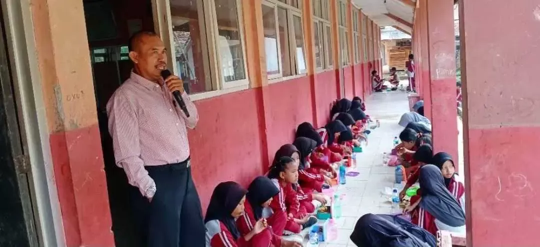 Pembagian Raport di SDN Sukaati Cariu Bogor, Siswa Gelar Timbel Makan Bersama