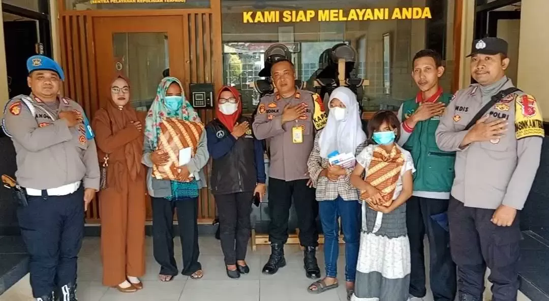 Kapolsek Gunung Putri Bantu Anak Penjual Kopi Seduh Untuk Bayar SPP Sekolah.