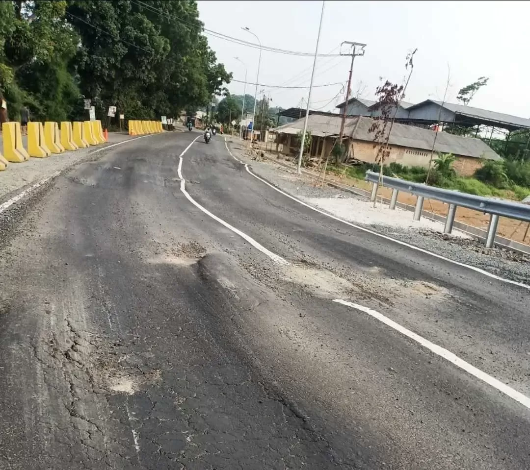 Baru Seumur Jagung, Jalan Jembatan Cihoe Jonggol – Cariu Rusak Amblas.