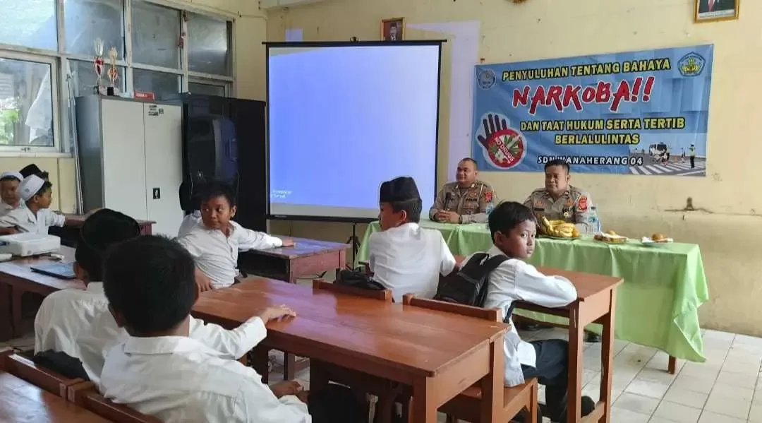 Unit Lantas Polsek Gunung Putri Berikan Penyuluhan Bahaya Narkoba, di SDN 04 Wanaherang