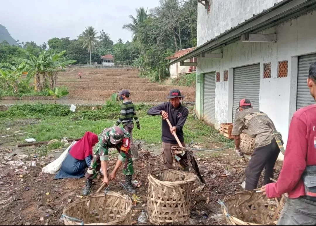 Ciptakan Kondisi Sehat, Personil Koramil 0621-09 Sukamakmur Bersihkan Area Pasar Tradisional