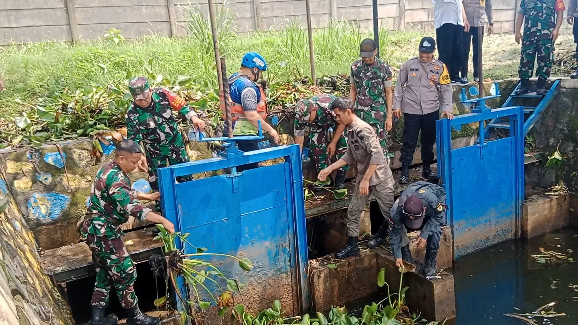 Antisipasi Banjir, Koramil Polsek Serta Pemdes Gunungputri Bersama sama Bersihkan Setu dan Aliran Sungai Gunungputri