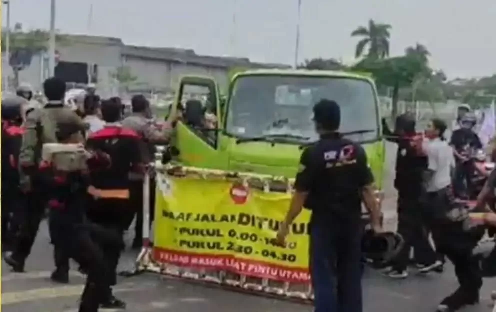 Aksi Demo Buruh Di Cikarang Bekasi Rusuh, Sopir Beserta Mobil Truck Dirusak