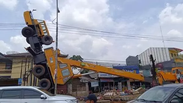 Tak Kuat Angkat Beban Sebuah Crane Terbalik di Cibinong