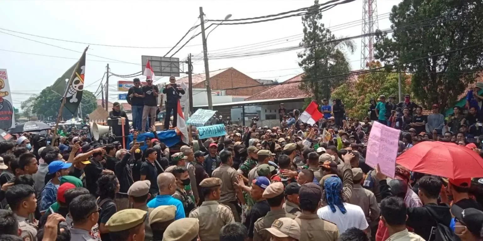 Ratusan Warga Menggelar Aksi Damai Di Depan Kantor Kecamatan Parung Panjang