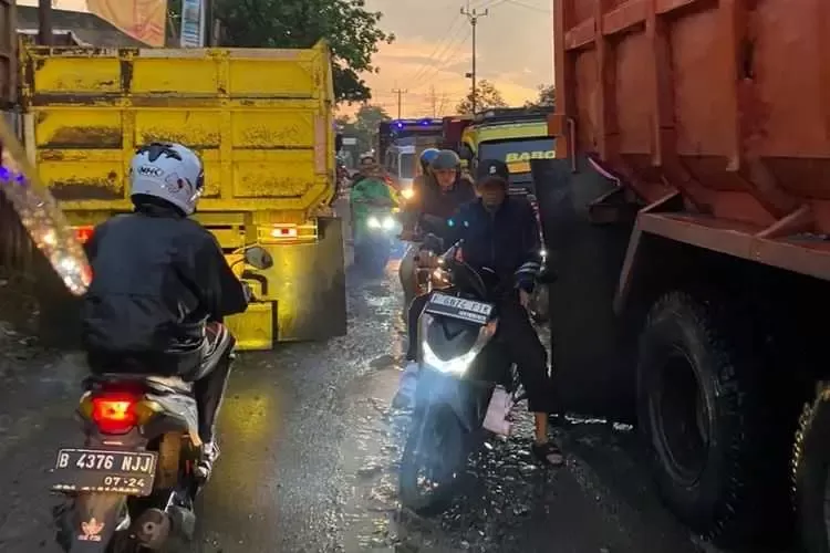 Hidup Dalam Debu, Macet, dan Ancaman Tergilas karena Truk Tambang Bagi Masyarakat Parung Panjang