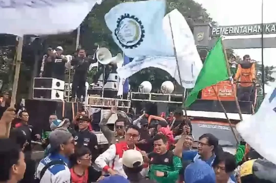 Aksi Demo Ratusan Buruh Di Kantor Bupati Bogor, UMK Bogor Naik 14 Persen
