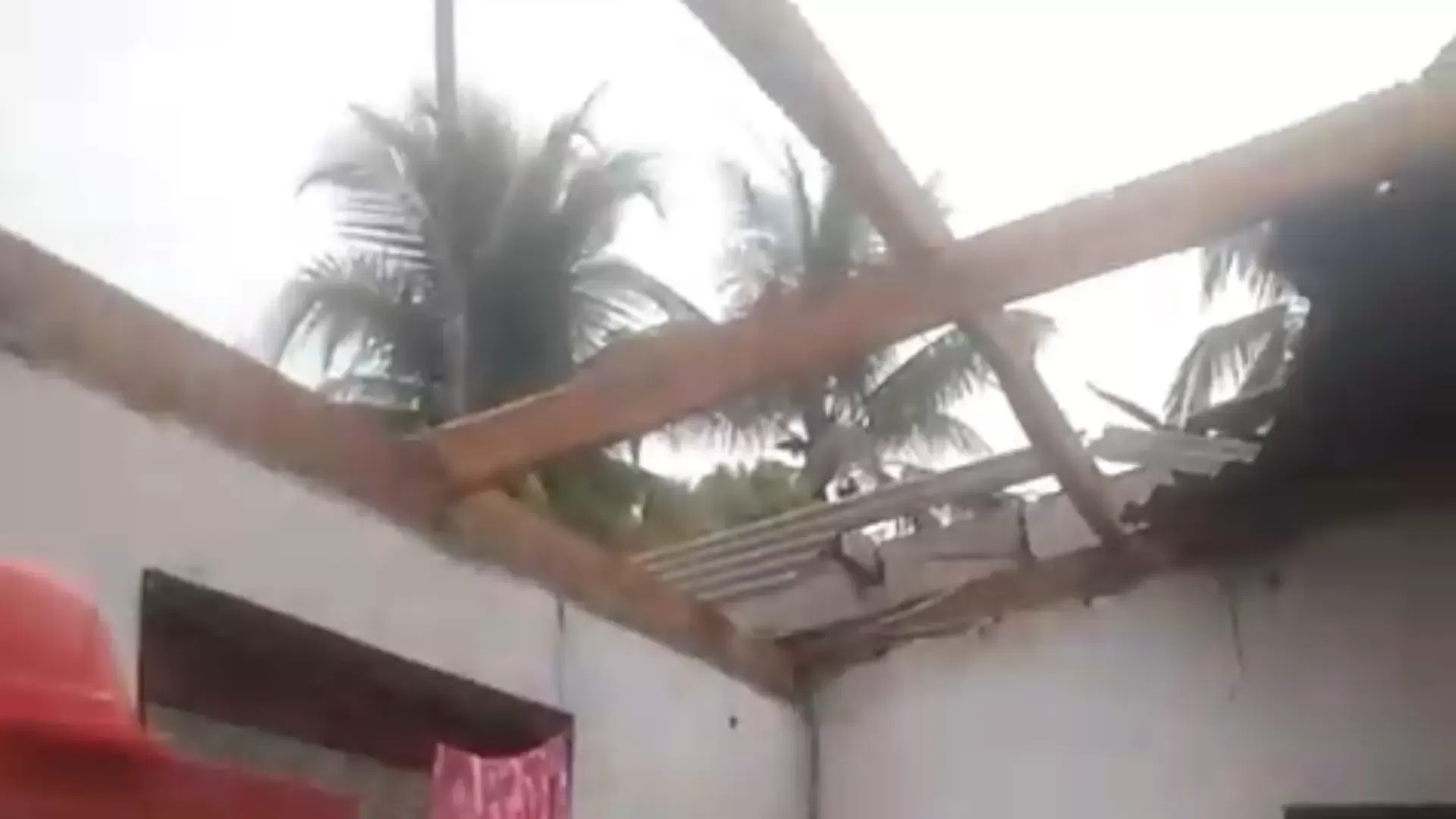 Atap Rumah Warga Rusak Akibat hujan deras disertai Angin di Desa Pabuaran