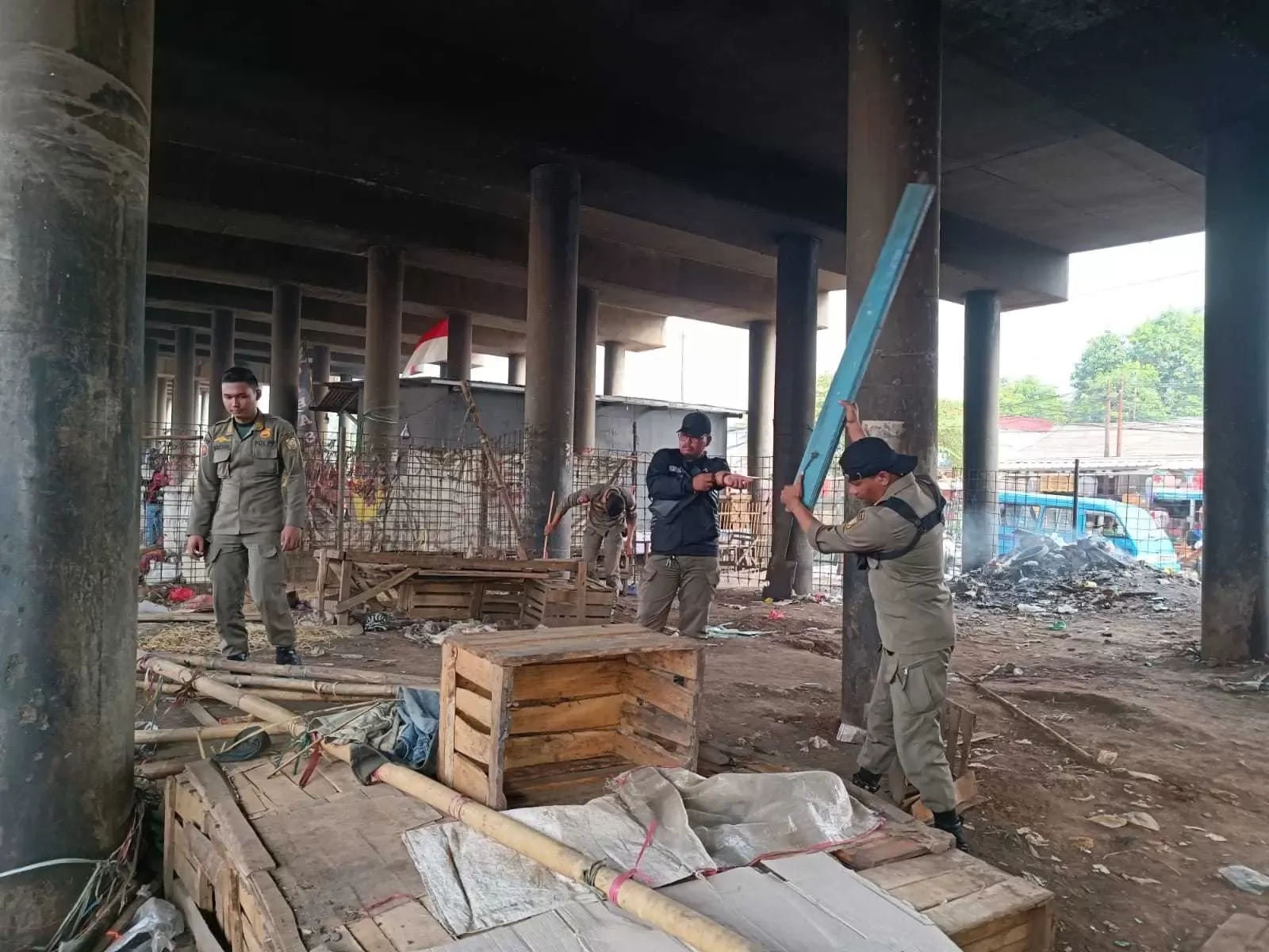 Satpol PP beserta Pemcam Sapu Bersih PKL Flyover Cileungsi