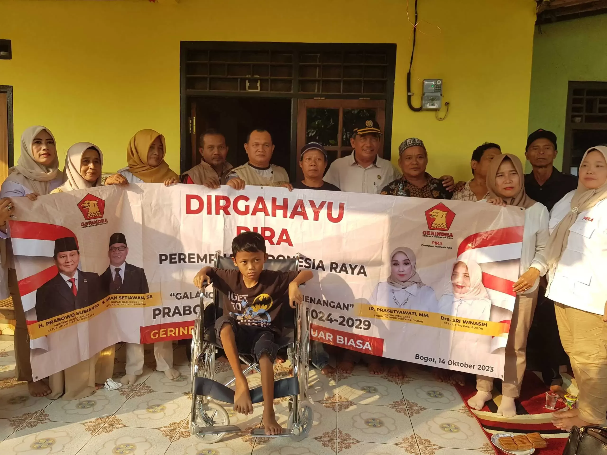 Anggota DPRD Provinsi Jawa Barat wilayah 6 Kabupaten Bogor,  Ir Prasetyawati berikan Kursi Roda kepada Warga Desa Tlajung Udik.