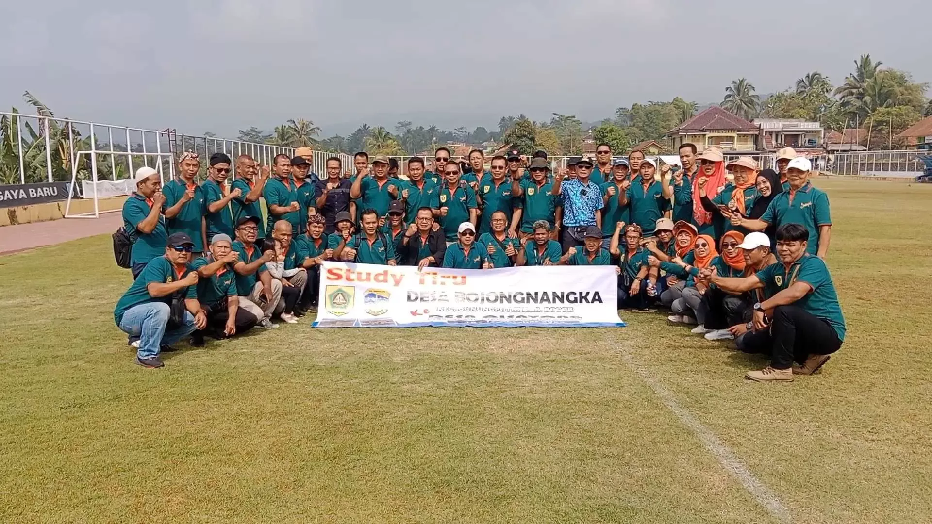 Maksimalkan Pembangunan Lapangan Sepak Bola, Pemdes Bojong Nangka lakukan Study Tiru ke Desa Cisayong Tasikmalaya.