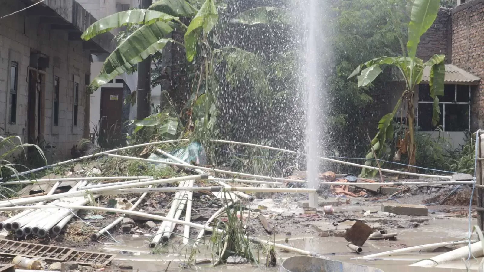 Pemkab Bogor Pastikan Area Semburan Air Yang Diduga Bercampur Gas Steril Dari Aktivitas Warga