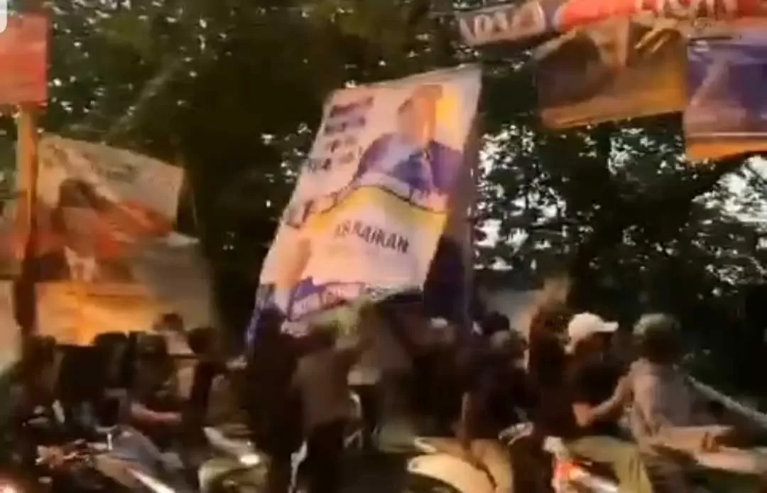 Viral Sejumlah Mahasiswa Rusak Baliho Caleg Kota Bogor
