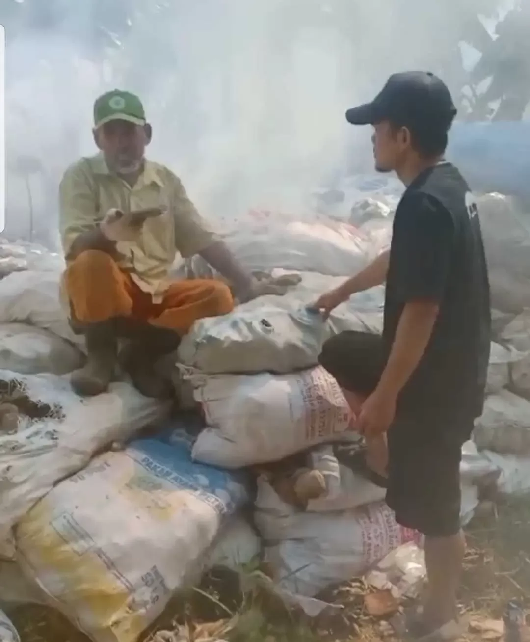 Tumpukan Sampah Batok Kelapa Hiasi Lapangan Sepak Bola RW 05 Desa Cicadas