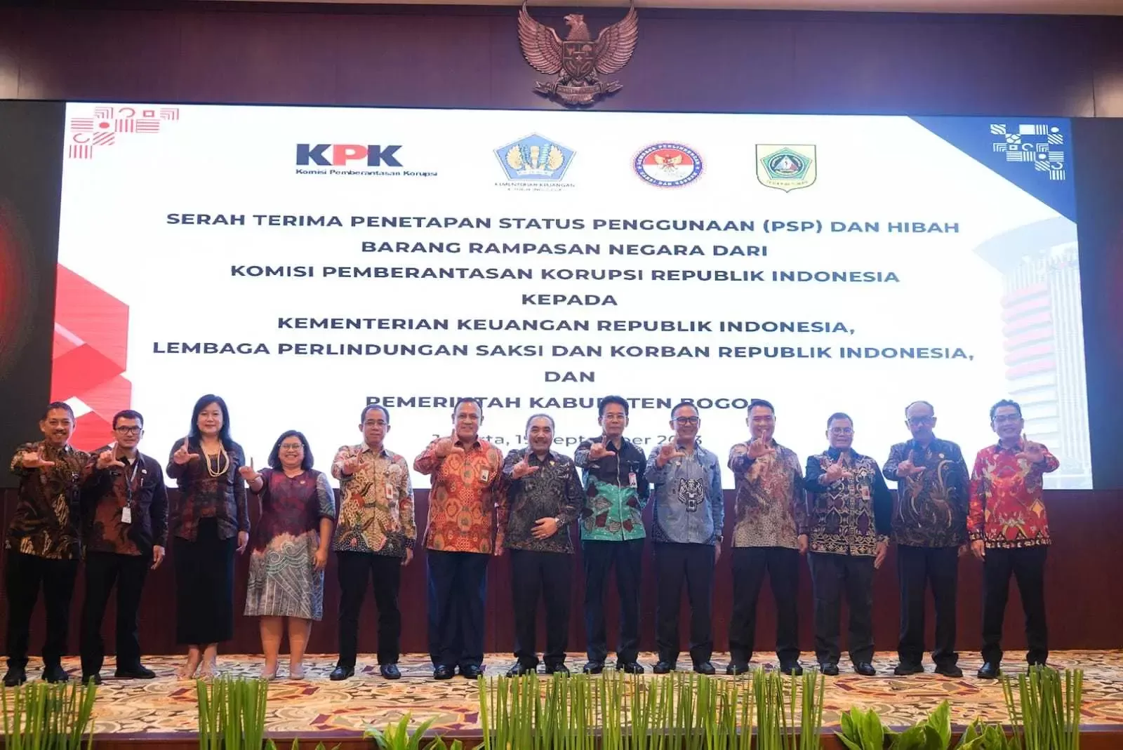 Bupati Bogor Tandatangani Serah Terima Barang Rampasan Negara Melalui Hibah Dari KPK Untuk Pemkab Bogor.