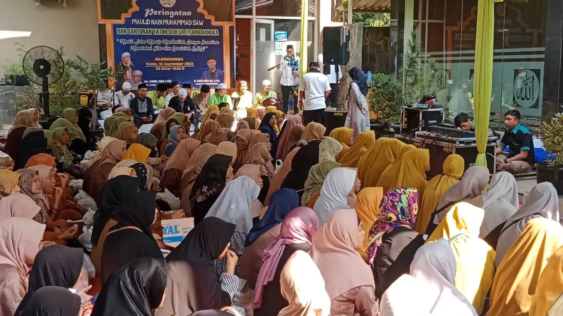 Ratusan Masyarakat Padati Peringatan Maulid Nabi Muhammad  SAW 1445 H di Kantor Desa Bojong Nangka.