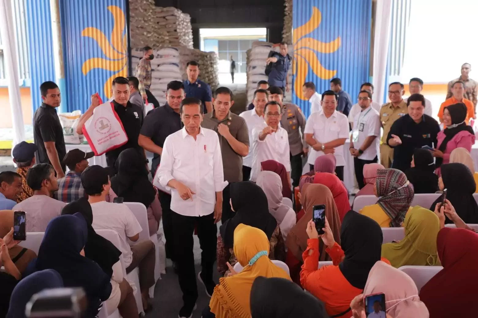 Presiden RI didampingi Bupati Bogor, tinjau langsung Gudang Beras Bulog di Kecamatan Rumpin.